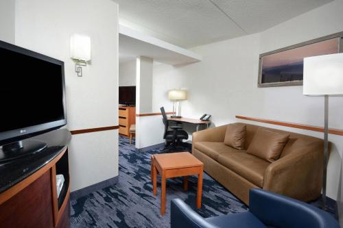 Fairfield Inn & Suites by Marriott Charlottesville North - image 11
