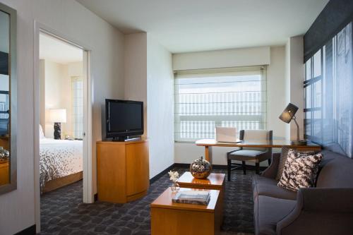 Renaissance Chicago O'Hare Suites Hotel