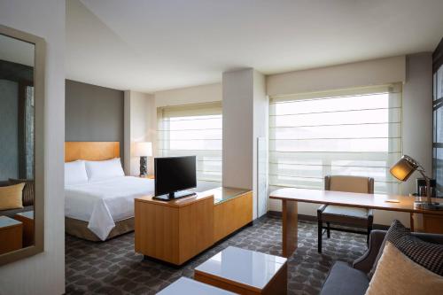 Renaissance Chicago O'Hare Suites Hotel