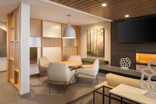 Fairfield Inn & Suites by Marriott Fresno North/Shaw Avenue - image 13
