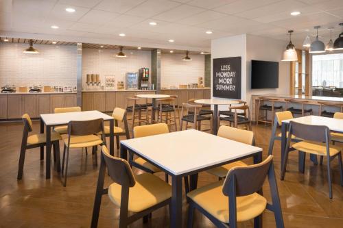 Fairfield Inn & Suites by Marriott Fresno North/Shaw Avenue - image 6