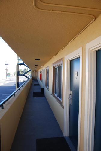 Balcony/terrace, Travelodge by Wyndham San Diego SeaWorld in Mission Bay / Point Loma Heights