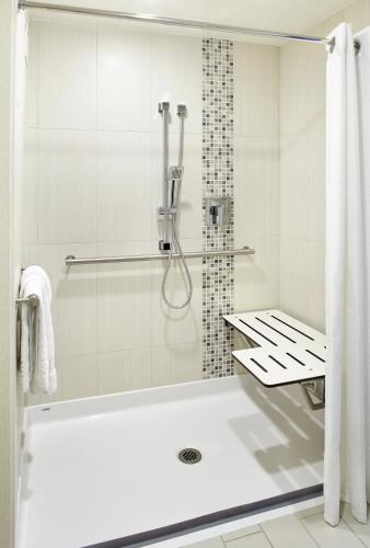 King Room with Roll-in Shower - Mobility and Hearing Accessible