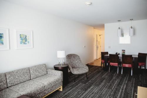 2 queen beds, 1 sofa bed