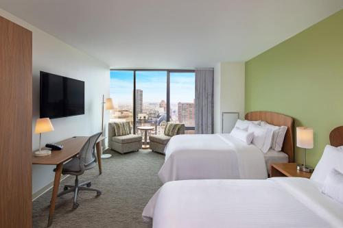 Deluxe, Larger Guest room, 2 Queen, City view