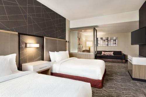 2 queen beds, 1 sofa bed