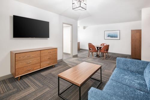 1 Bedroom Suite, 1 King, Sofa beds: 2