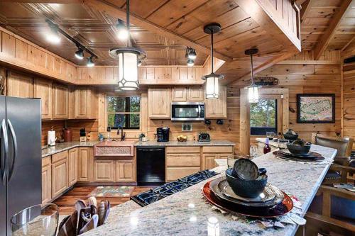 Alpine Oasis- Secluded Cabin 17 acres Outdoor Swimming Pool Access in Sevierville, USA