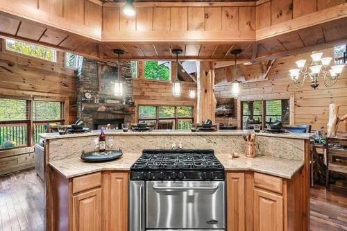 Alpine Oasis- Secluded Cabin 17 acres Outdoor Swimming Pool Access - image 5