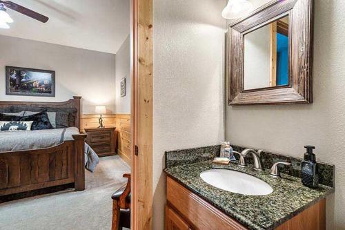 Alpine Oasis- Secluded Cabin 17 acres Outdoor Swimming Pool Access - image 7