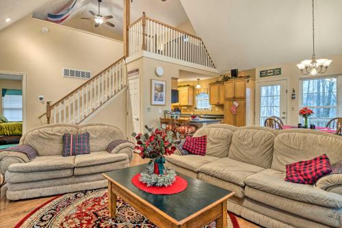 Serene Bloomington Home Deck and Forest Views in Bloomington, USA