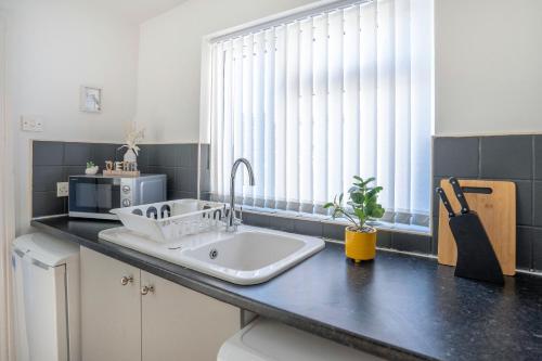 Spacious 3 Bed Flat-Free Parking-by Holiday Homes in Gateshead