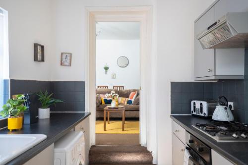 Spacious 3 Bed Flat-Free Parking-by Holiday Homes in Gateshead