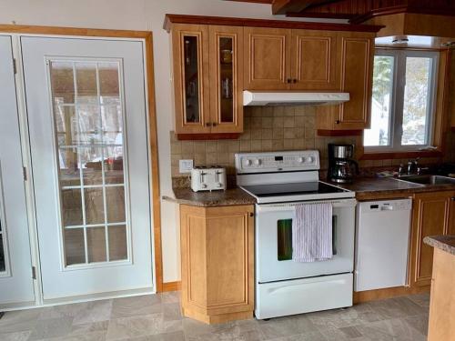 Le Chalet Bleu, aux pieds des Monts-Valin in Saint-David-de-Falardeau (QC)