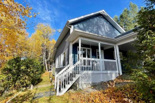 . Le Chalet Bleu, aux pieds des Monts-Valin