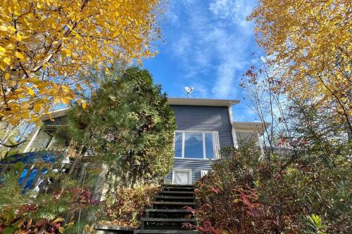 Le Chalet Bleu, aux pieds des Monts-Valin in Saint-David-de-Falardeau (QC)