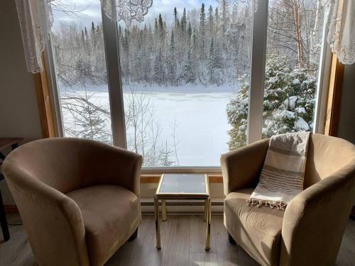 Le Chalet Bleu, aux pieds des Monts-Valin in Saint-David-de-Falardeau (QC)