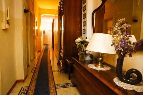 Lobby, Albergo Garisenda near Basilica - Santuario di Santo Stefano