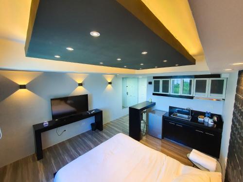 Burgundy McKinley Place Service Apartment, Manila (photo 6)