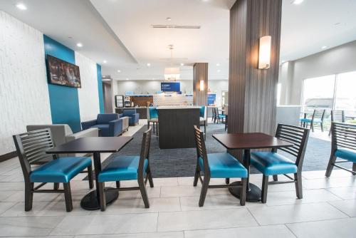 Restaurant, Holiday Inn Express & Suites Houston SE - Airport Area By IHG in South Houston