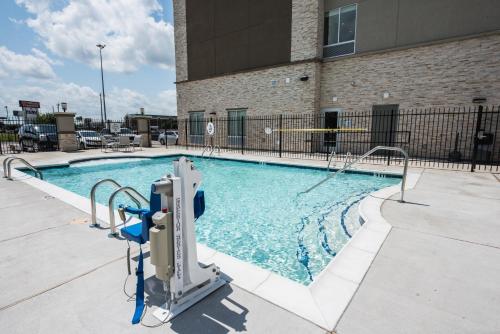 Swimming pool, Holiday Inn Express & Suites Houston SE - Airport Area By IHG in South Houston