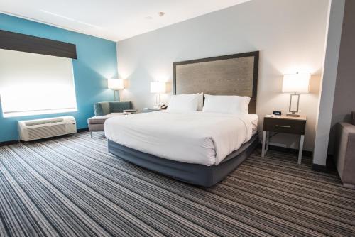 Standard King Room image 10