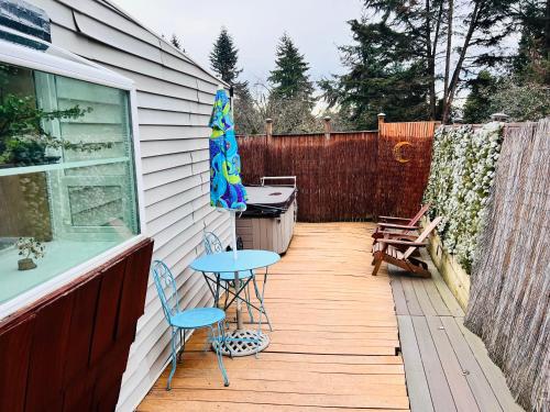 Tiny House with private Hot Tub near Seattle