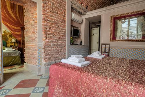 Double or Twin Room image 5