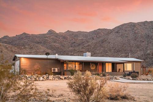 By Park Entrance, Hot Tub, Stars, Private ܍ WKNDR in Twentynine Palms, USA
