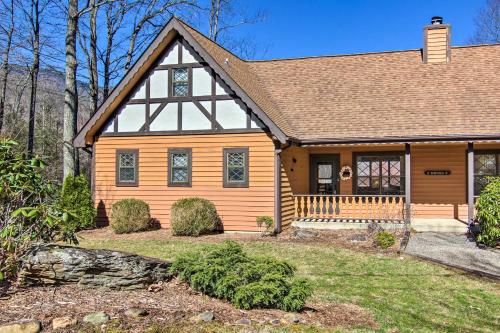 Quiet Burnsville Cabin with Deck and Mountain Views! in Busick, USA