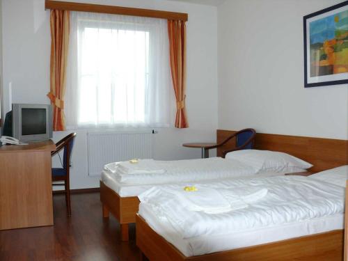 2 twin beds