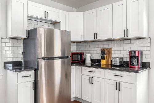 Modern 2 Bedroom Apartment Free Parking in Detroit, USA