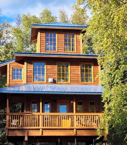 The Eagle's Nest Treehouse Cabin