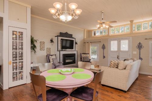 Candy Store House by Oak Island Accommodations in Southport (Észak-Karolina)