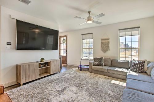 Family Townhome about 7 Mi to Lewisville Lake! in Frisco, USA