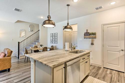 Family Townhome about 7 Mi to Lewisville Lake! in Frisco, USA
