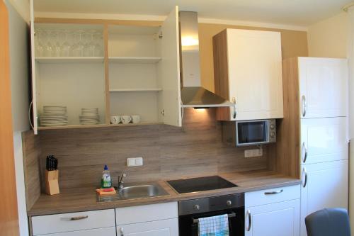 廚房, 朗德貝爾格勒克公寓 (Ferienwohnung Landsberg am Lech) in 萊希河畔蘭茨貝格