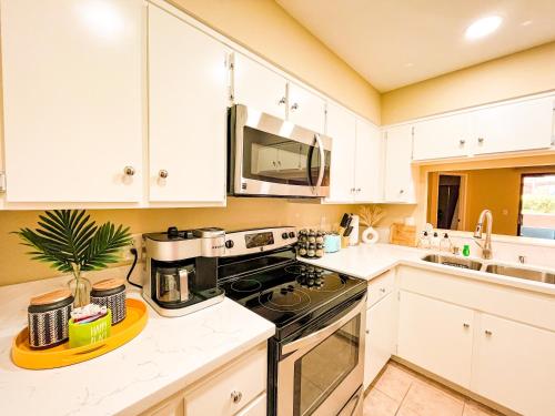 Stylish 2 bedroom near Ontario Airport in Fontana, USA