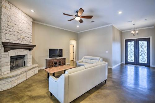 Secluded Krum Home, 18 Mi to Lake Ray Roberts in Krum, USA