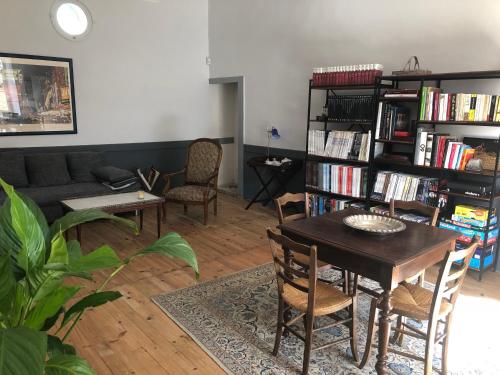 共用Lounge/電視區, 卡於扎克修道院住宿加早餐旅館 (L'Ancien Couvent Cahuzac) in 卡斯蒂洛內