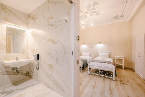 Twin Room - Disability Access Ground Floor image 9