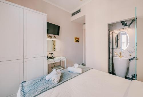 Deluxe Double Room with Balcony 1st Floor image 9