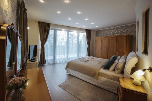 Hilltop Wellness Villa-big garden, sauna, hot tube in Mecsekoldal