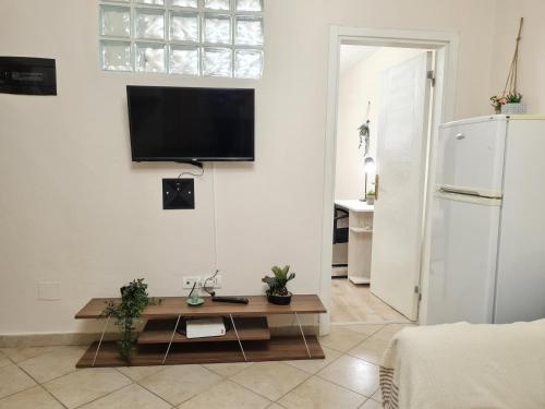 Downtown Boulevard apartment with a cute balcony!, Tirana