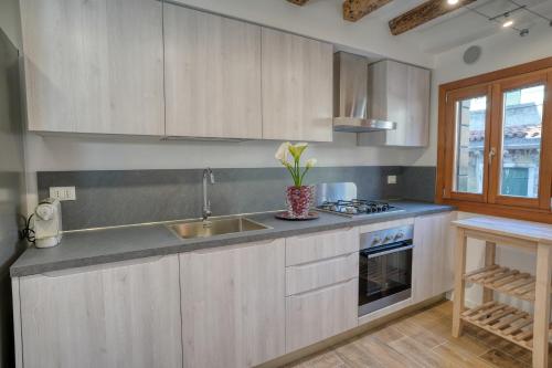 One-Bedroom Apartment image 9