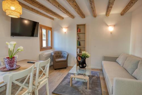 One-Bedroom Apartment image 8