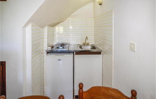 virtuve, Amazing Apartment In Carcheto Brustico in Piedicroce