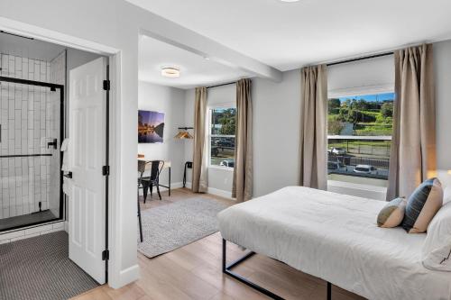 Single Bedroom - Queen Size. Heart of Downtown Vista in Vista, USA