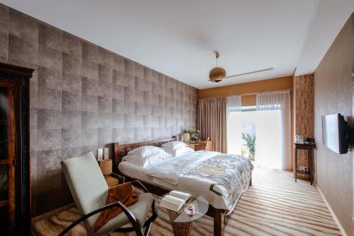 1 king bed, 1 sofa bed