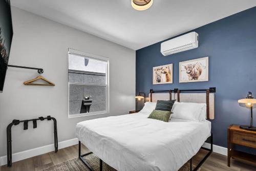 Two Bedroom-Queen in Master. Heart of Downtown Vista in Vista, USA